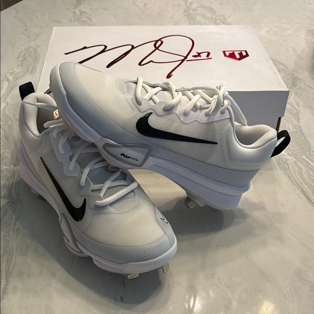Nike  Force Zoom Trout 9 Pro
White and Black Air Baseball Cleats